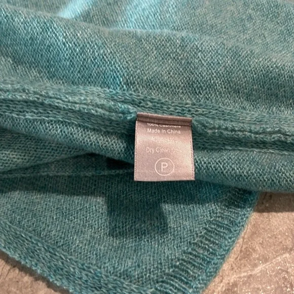 Tina Stephen’s 100% Cashmere Wrap - Picture 5 of 5